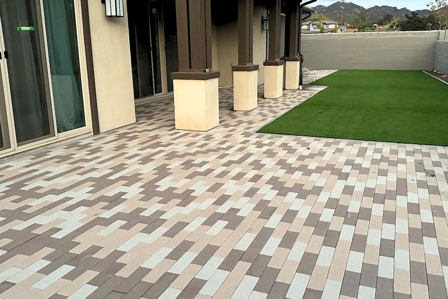 Interlocking patio paver design with retaining wall